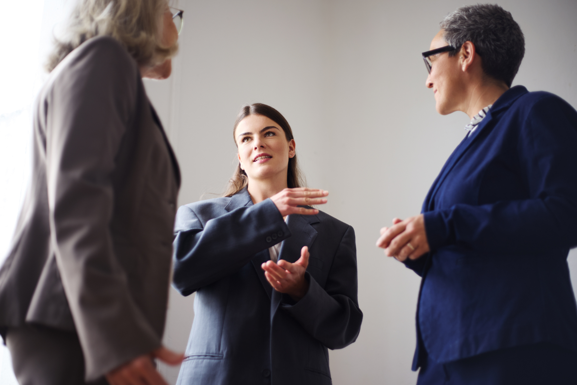 Die drei Beraterinnen tauschen sich im Team aus.